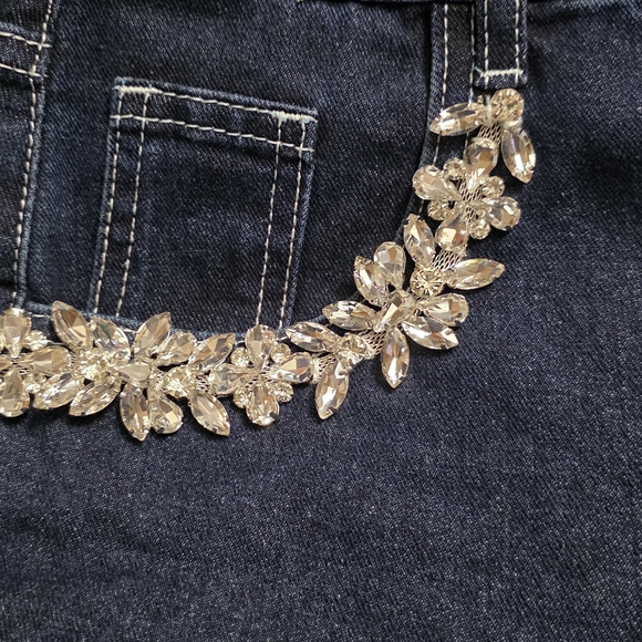 Elegant Embroidered Wide Leg Jeans - Picture 8 of 10